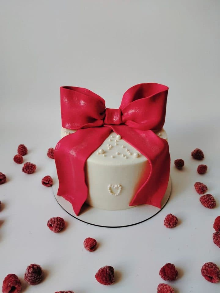 Cake with a red bow: original photo