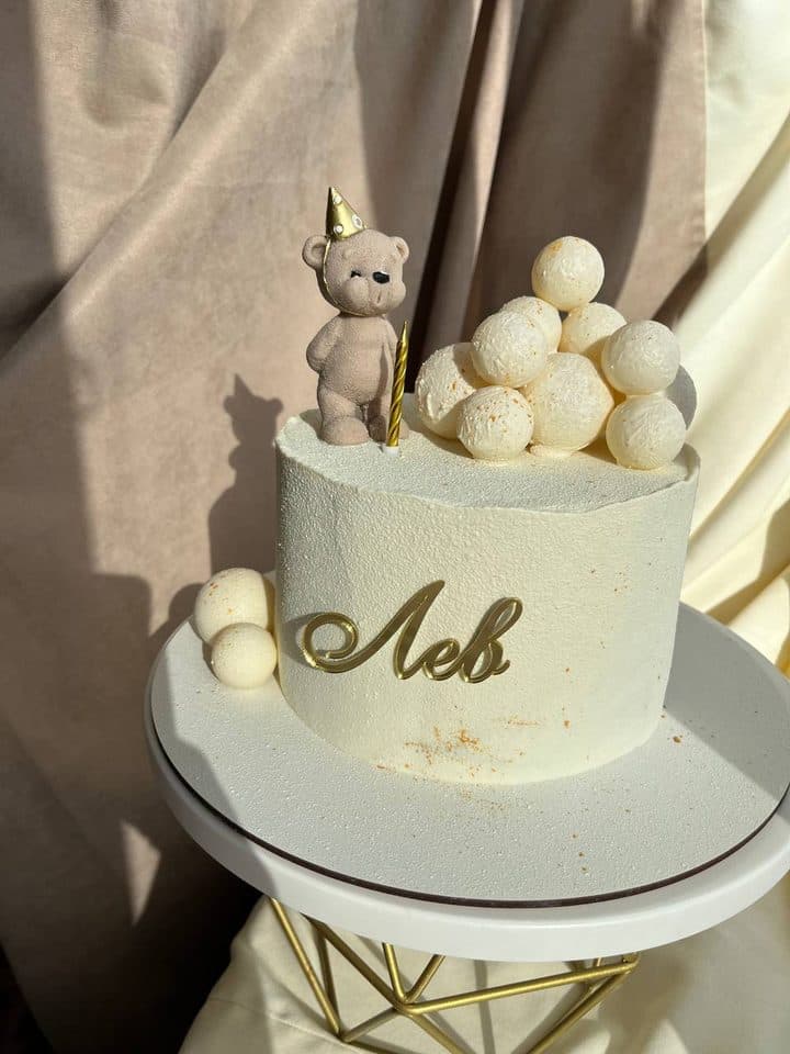 Cake with a teddy bear: original photo