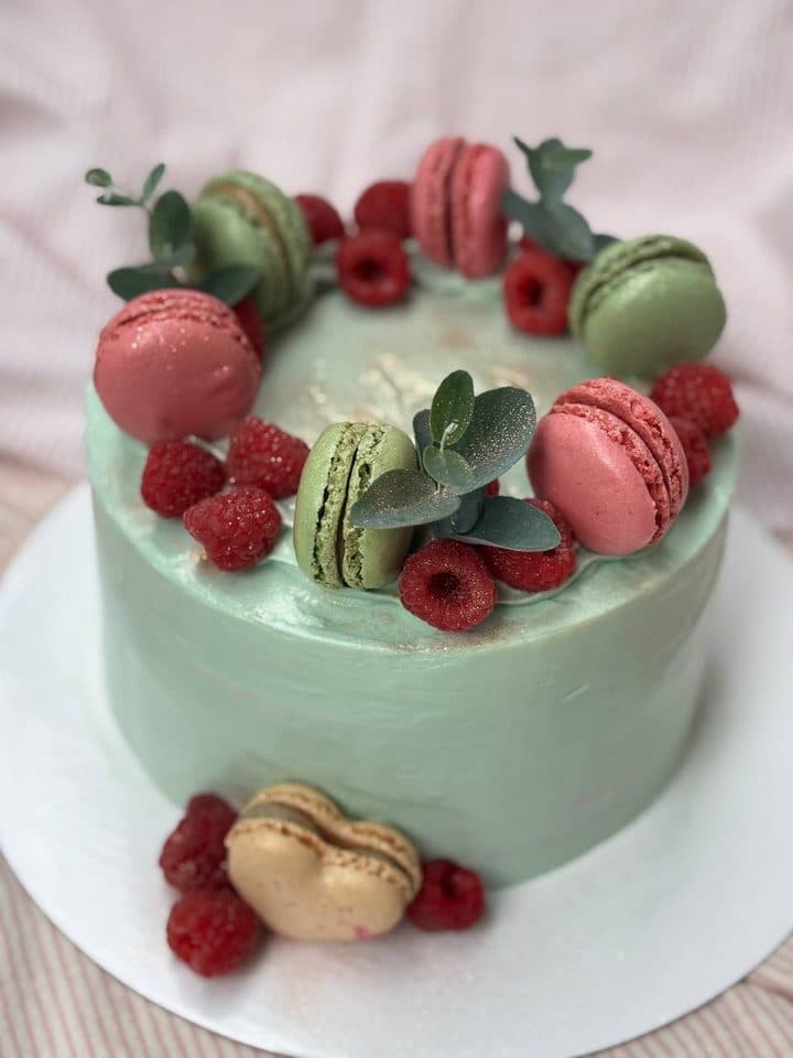 Cake with macarons: original photo